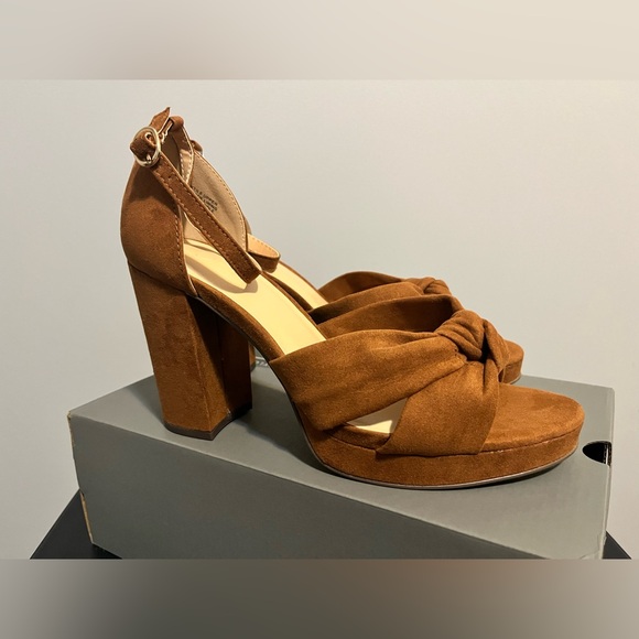 LOFT Tan Bow Heels - Picture 3 of 4
